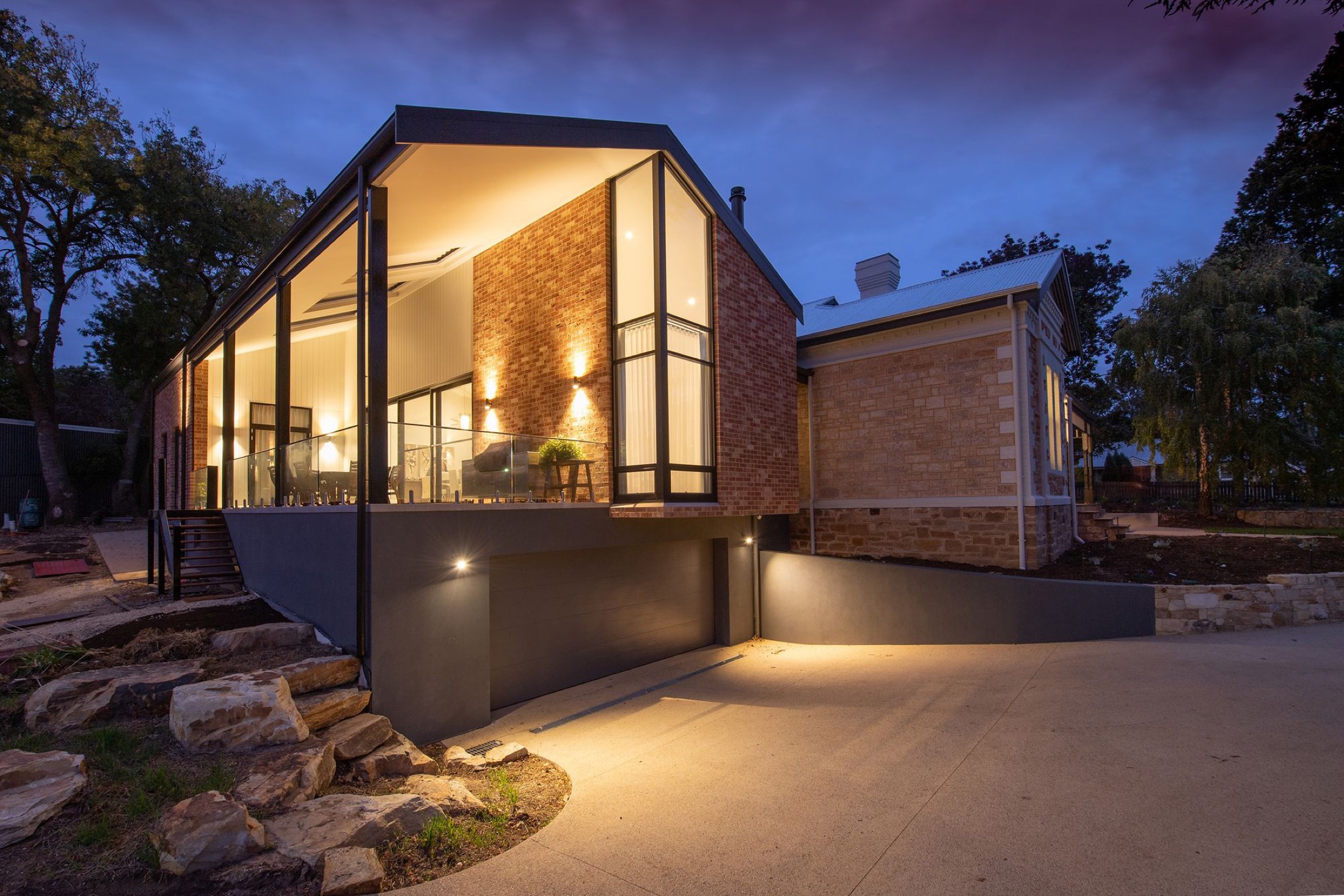 Casa moderna illuminata al tramonto